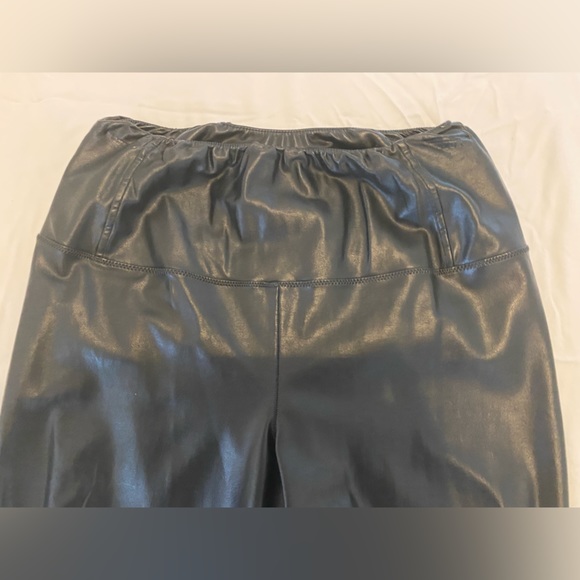 Aritzia - Daria Pant -Black - size small - Picture 4 of 4